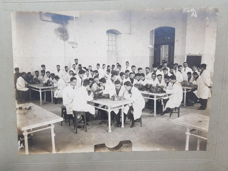 OSMANLI TIP TARİHİ: TIP ÖĞRENCİLERİ KADAVRALARI İNCELİYOR