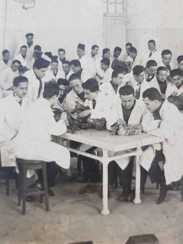 OSMANLI TIP TARİHİ: TIP ÖĞRENCİLERİ KADAVRALARI İNCELİYOR