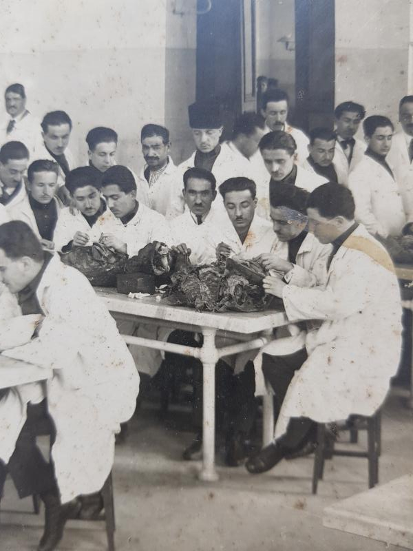 OSMANLI TIP TARİHİ: TIP ÖĞRENCİLERİ KADAVRALARI İNCELİYOR