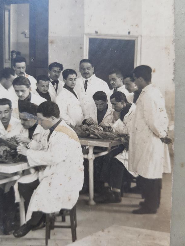 OSMANLI TIP TARİHİ: TIP ÖĞRENCİLERİ KADAVRALARI İNCELİYOR