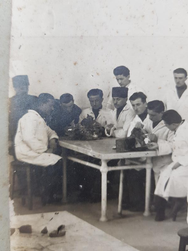 OSMANLI TIP TARİHİ: TIP ÖĞRENCİLERİ KADAVRALARI İNCELİYOR