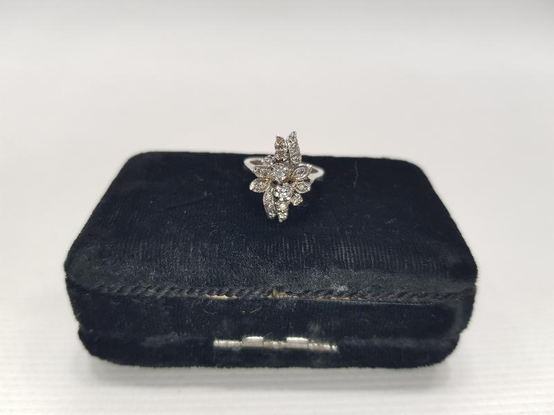 ÇİÇEK FORMLU PIRLANTA YÜZÜK