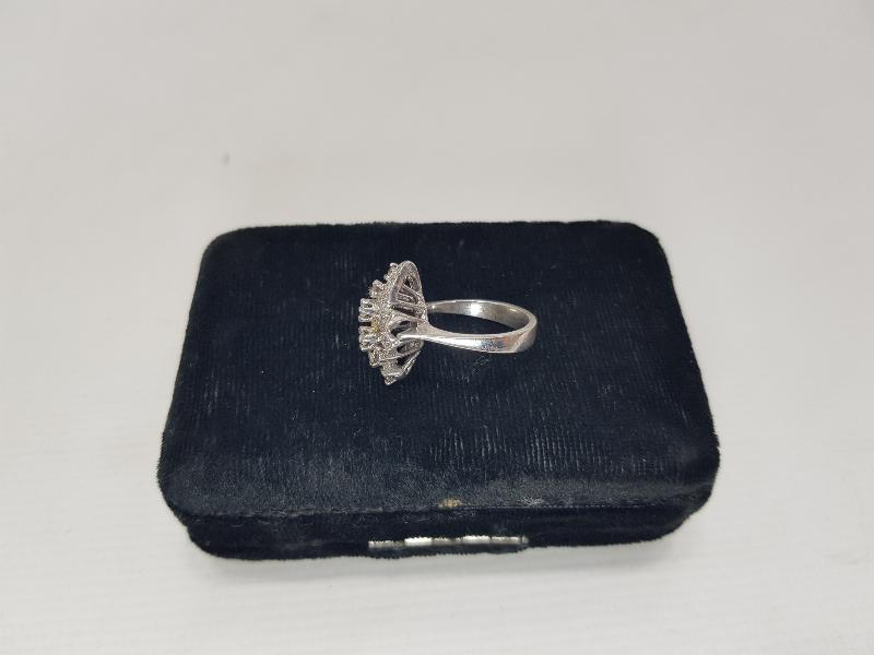 ÇİÇEK FORMLU PIRLANTA YÜZÜK