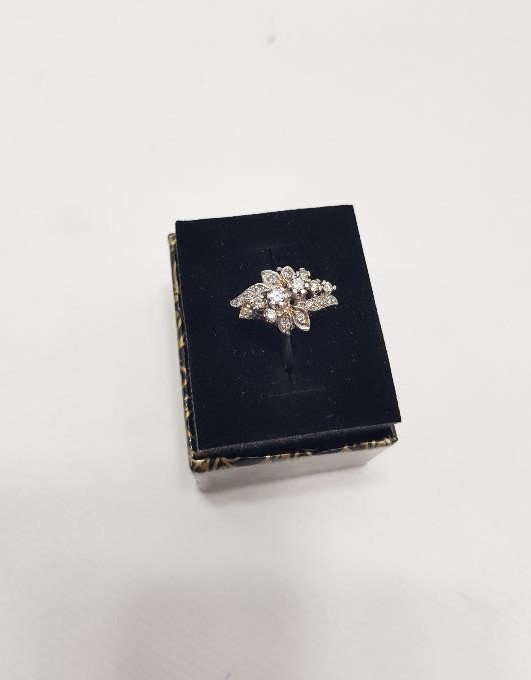 ÇİÇEK FORMLU PIRLANTA YÜZÜK