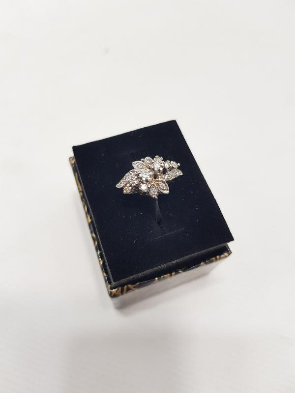 ÇİÇEK FORMLU PIRLANTA YÜZÜK