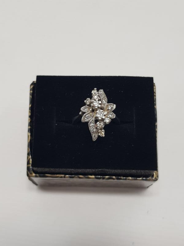 ÇİÇEK FORMLU PIRLANTA YÜZÜK