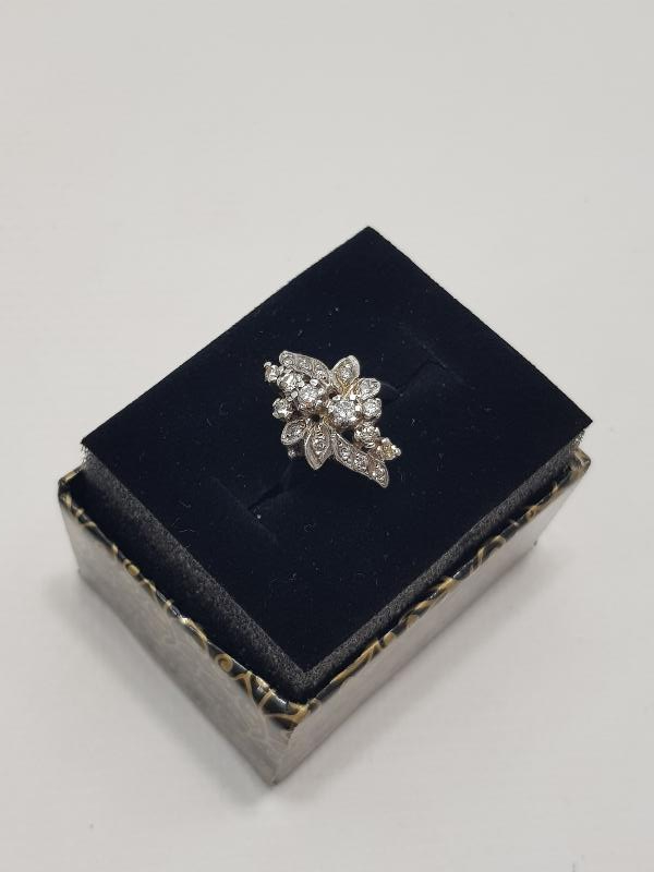 ÇİÇEK FORMLU PIRLANTA YÜZÜK