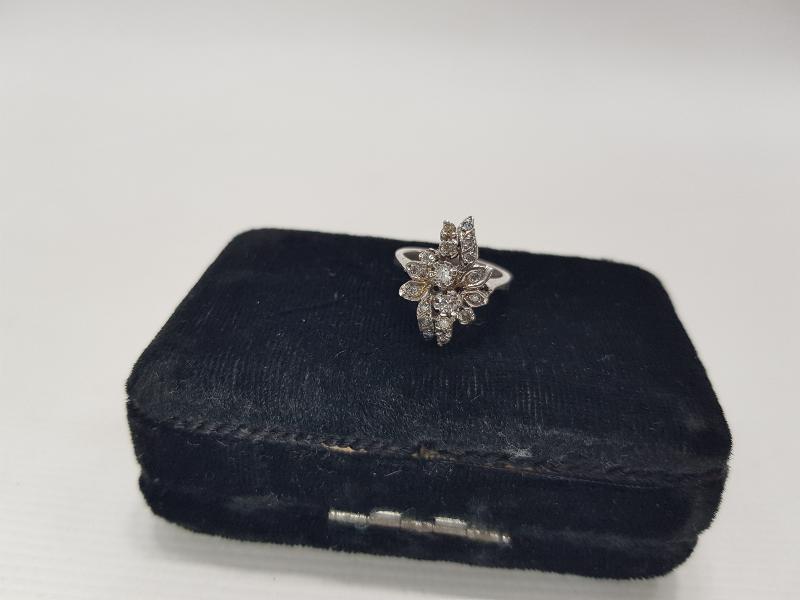 ÇİÇEK FORMLU PIRLANTA YÜZÜK