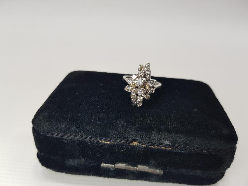 ÇİÇEK FORMLU PIRLANTA YÜZÜK