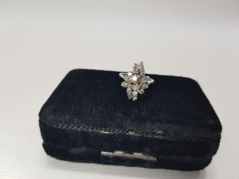 ÇİÇEK FORMLU PIRLANTA YÜZÜK