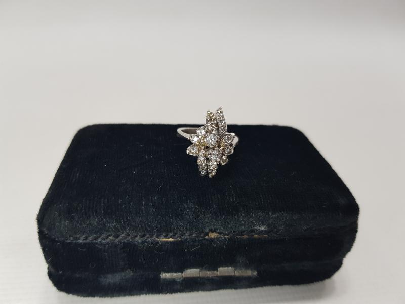 ÇİÇEK FORMLU PIRLANTA YÜZÜK