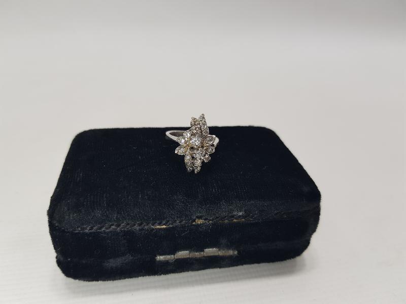 ÇİÇEK FORMLU PIRLANTA YÜZÜK