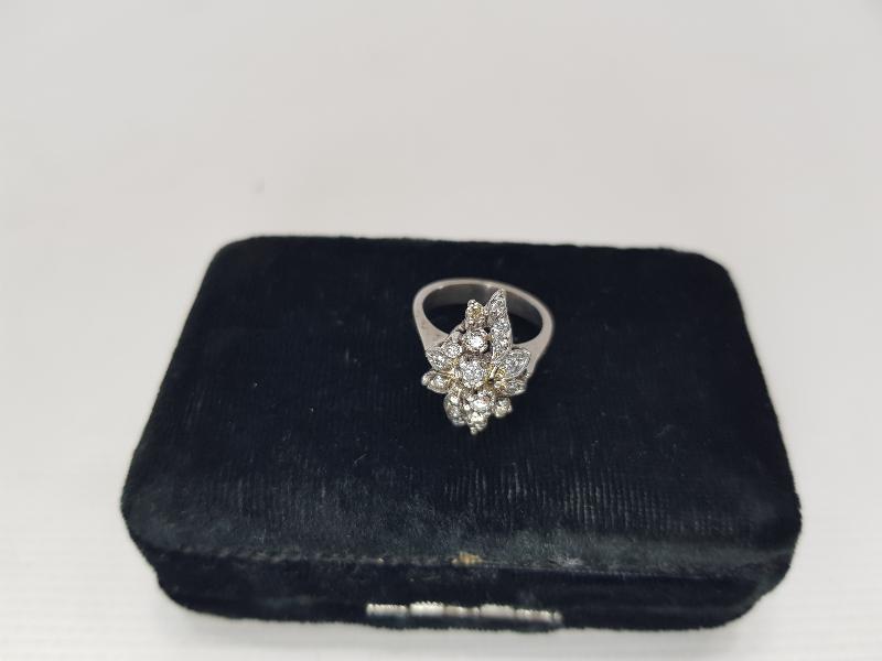 ÇİÇEK FORMLU PIRLANTA YÜZÜK