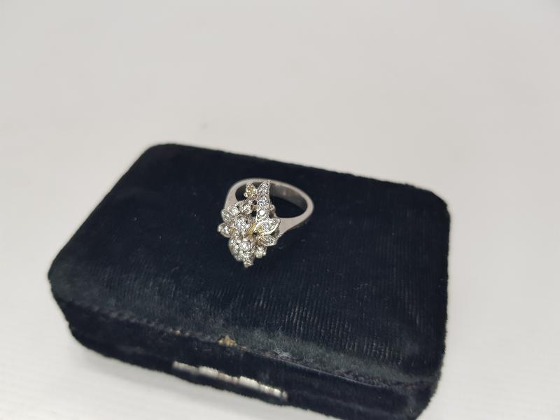 ÇİÇEK FORMLU PIRLANTA YÜZÜK