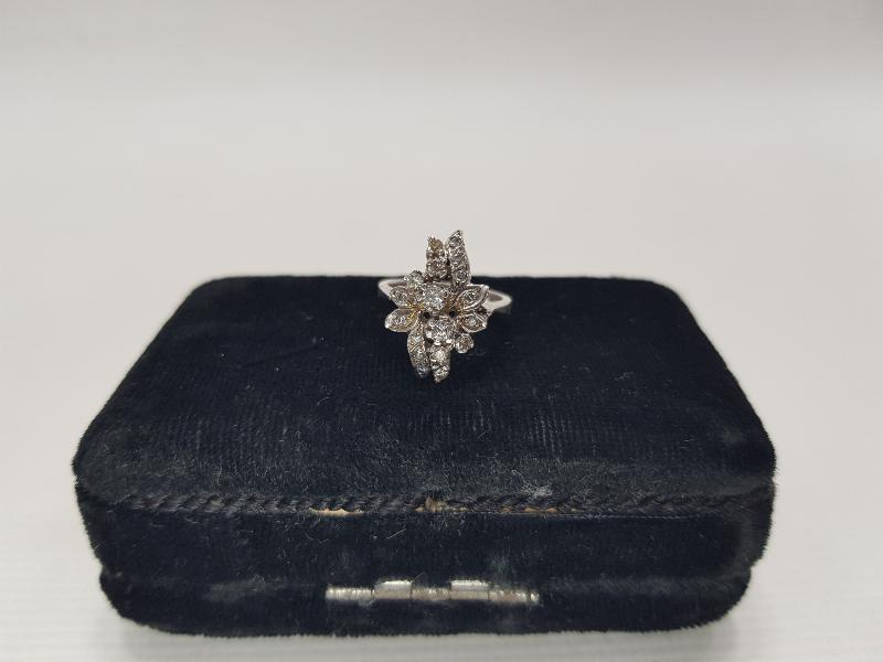 ÇİÇEK FORMLU PIRLANTA YÜZÜK