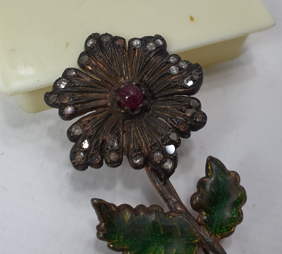 ÜZERİ MİNE İŞÇİLİKLİ ANTİKA ELMAS TAŞLI BROŞ