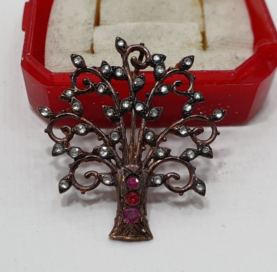 ÜZERİNDE ELMAS TAŞLAR BUNUNAN AĞAÇ FORMUNDA KOLYE UCU