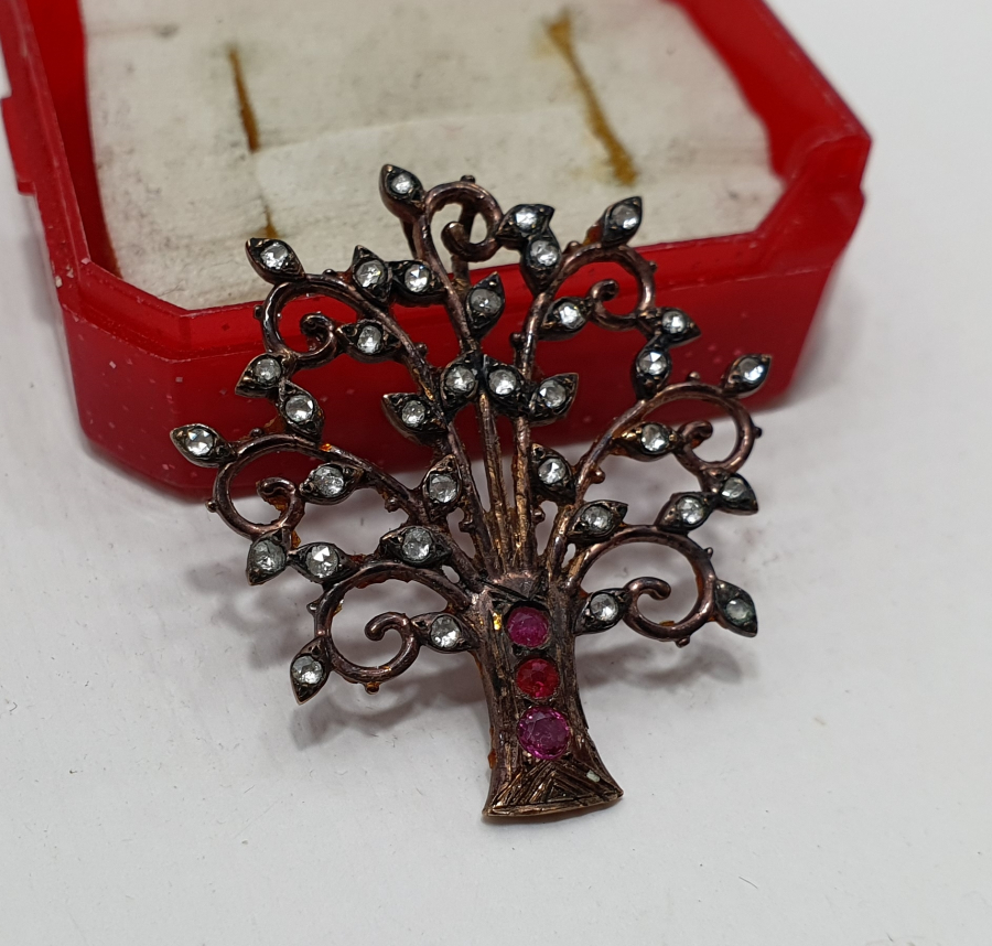 ÜZERİNDE ELMAS TAŞLAR BUNUNAN AĞAÇ FORMUNDA KOLYE UCU