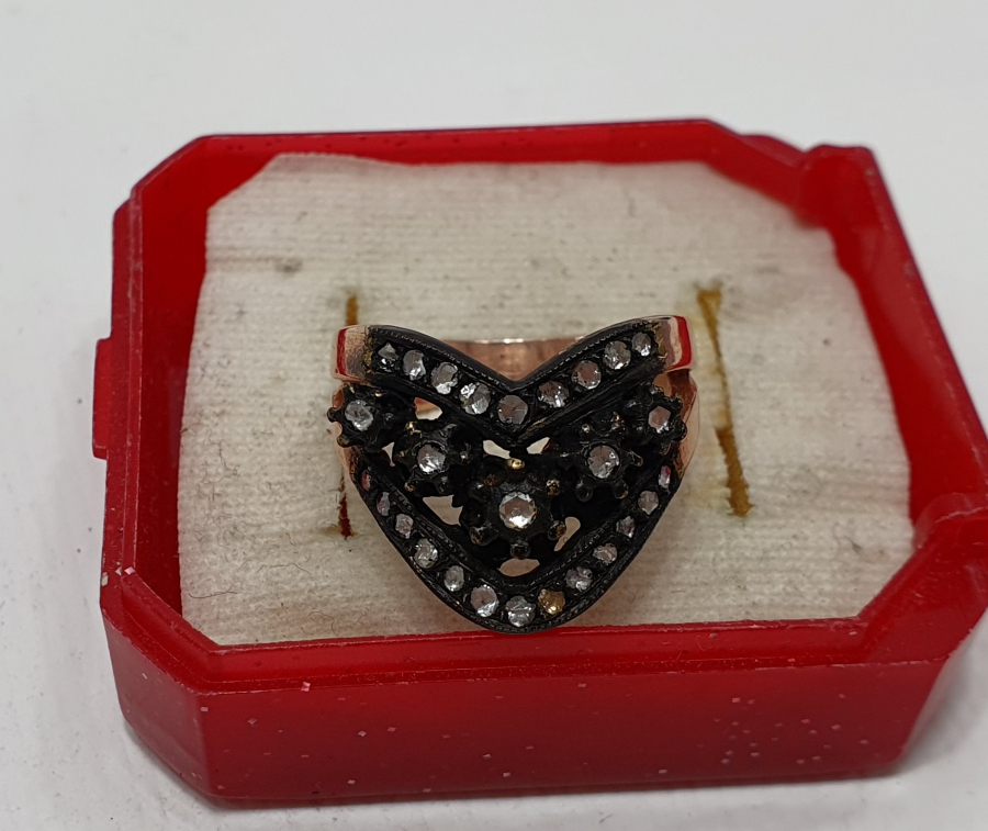 ZİHGİR FORMUNDA ELMAS TAŞLI YÜZÜK