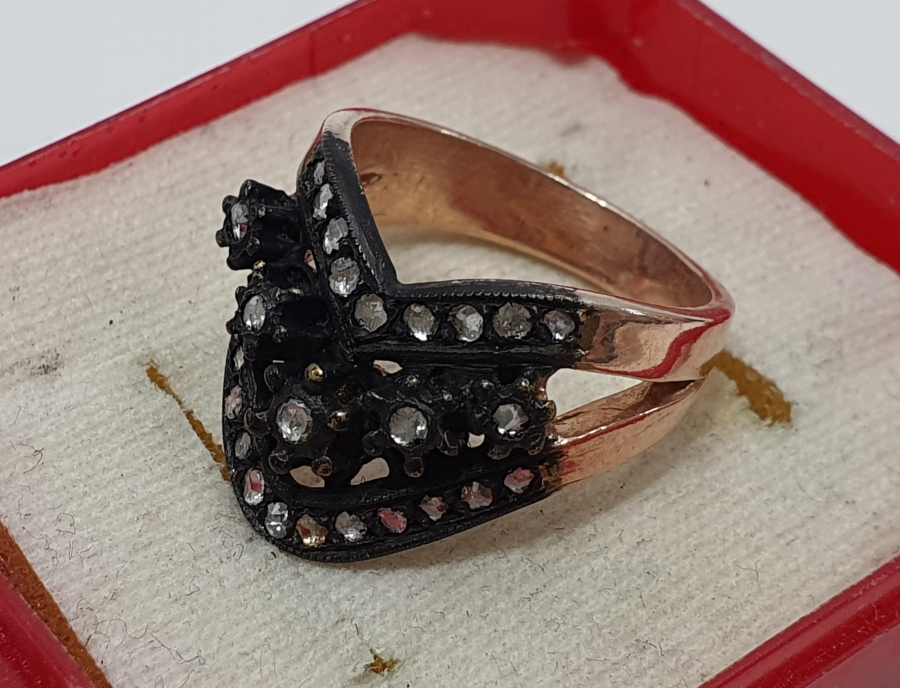 ZİHGİR FORMUNDA ELMAS TAŞLI YÜZÜK