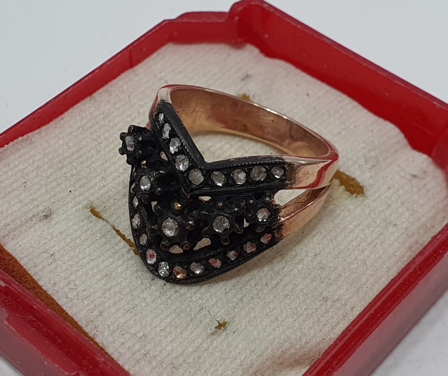 ZİHGİR FORMUNDA ELMAS TAŞLI YÜZÜK