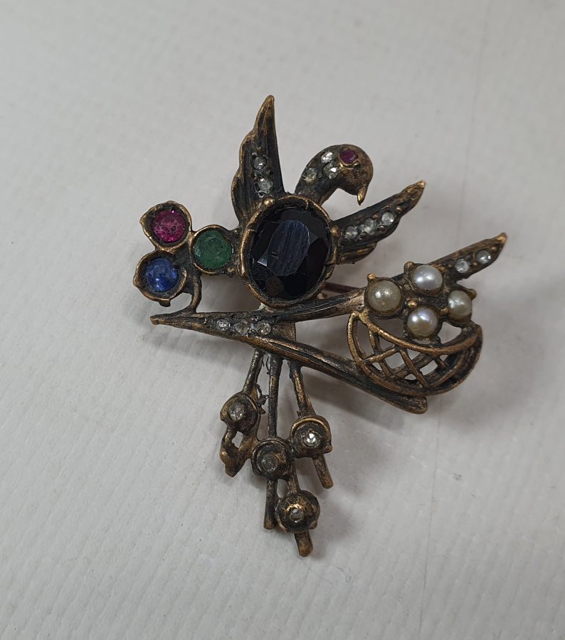 ÜZERİ ELMAS VE İNCİ İŞÇİLİKLİ KUŞ FORMUNDA BROŞ