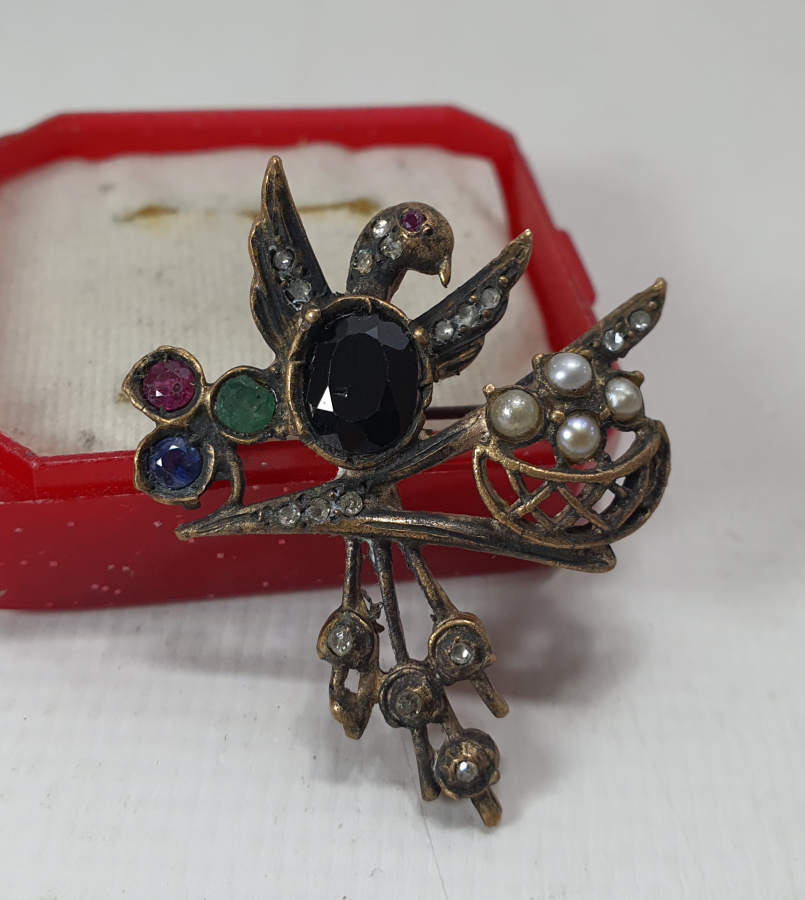 ÜZERİ ELMAS VE İNCİ İŞÇİLİKLİ KUŞ FORMUNDA BROŞ