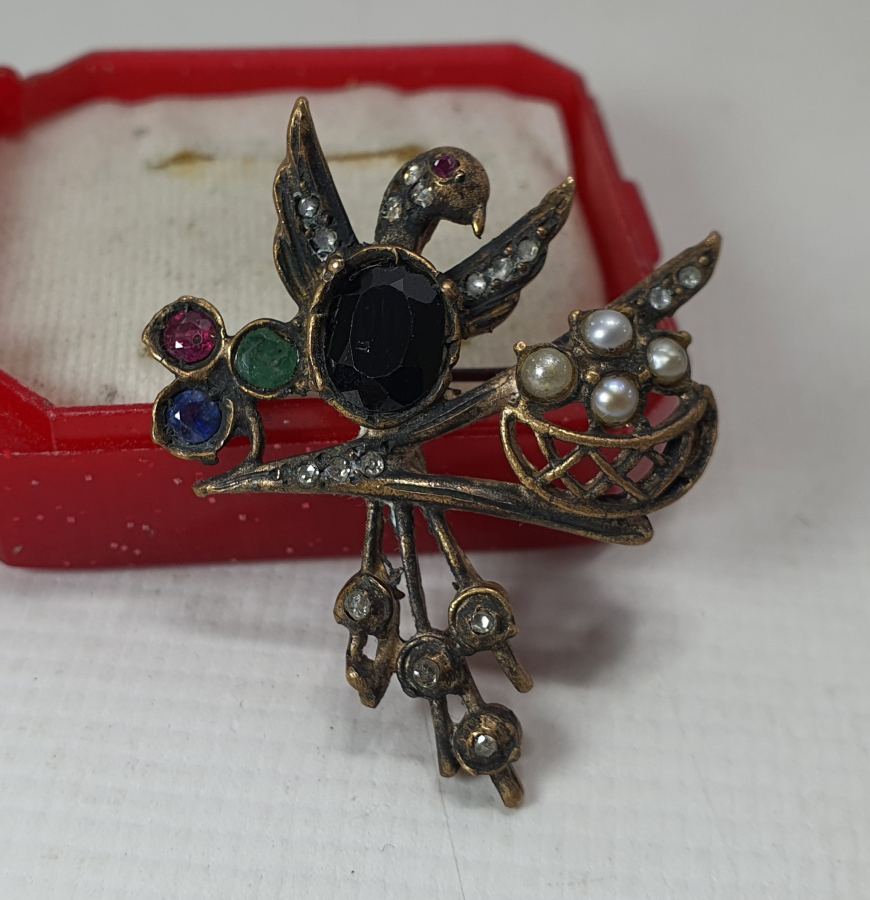 ÜZERİ ELMAS VE İNCİ İŞÇİLİKLİ KUŞ FORMUNDA BROŞ