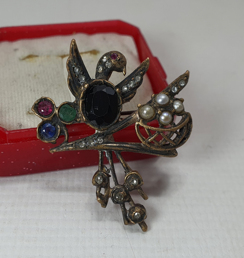 ÜZERİ ELMAS VE İNCİ İŞÇİLİKLİ KUŞ FORMUNDA BROŞ