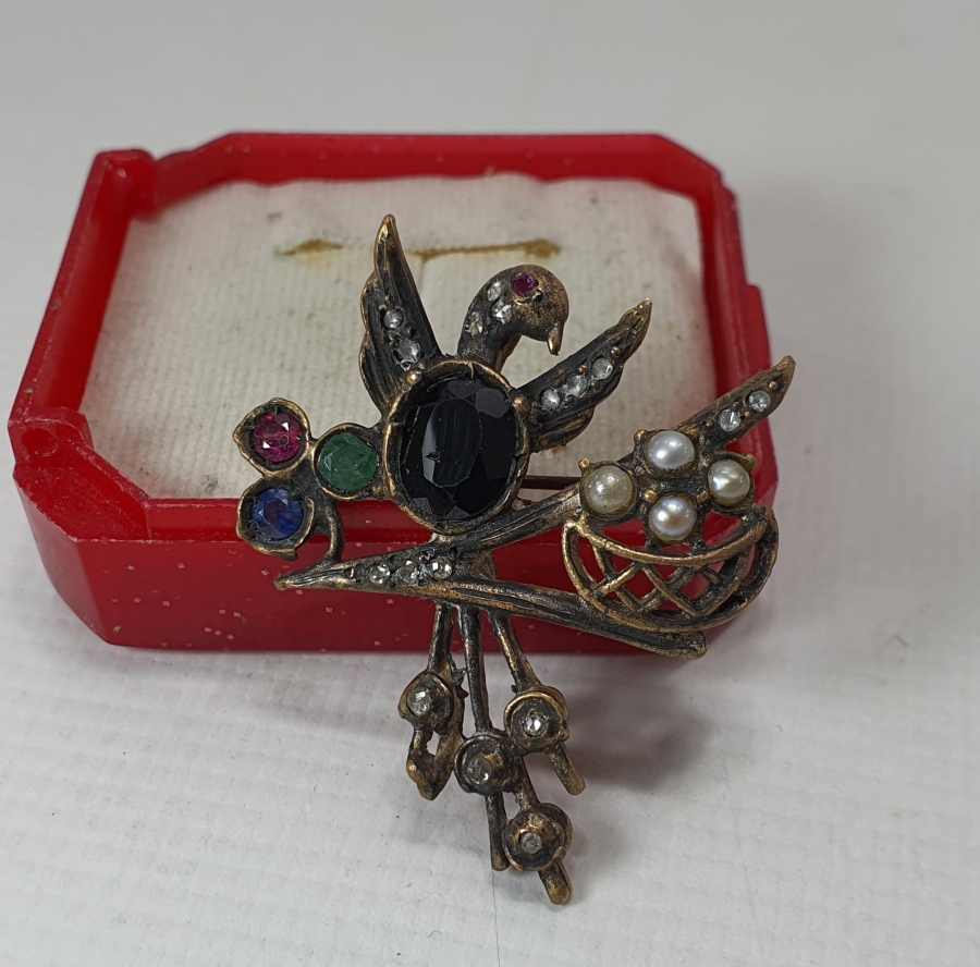 ÜZERİ ELMAS VE İNCİ İŞÇİLİKLİ KUŞ FORMUNDA BROŞ