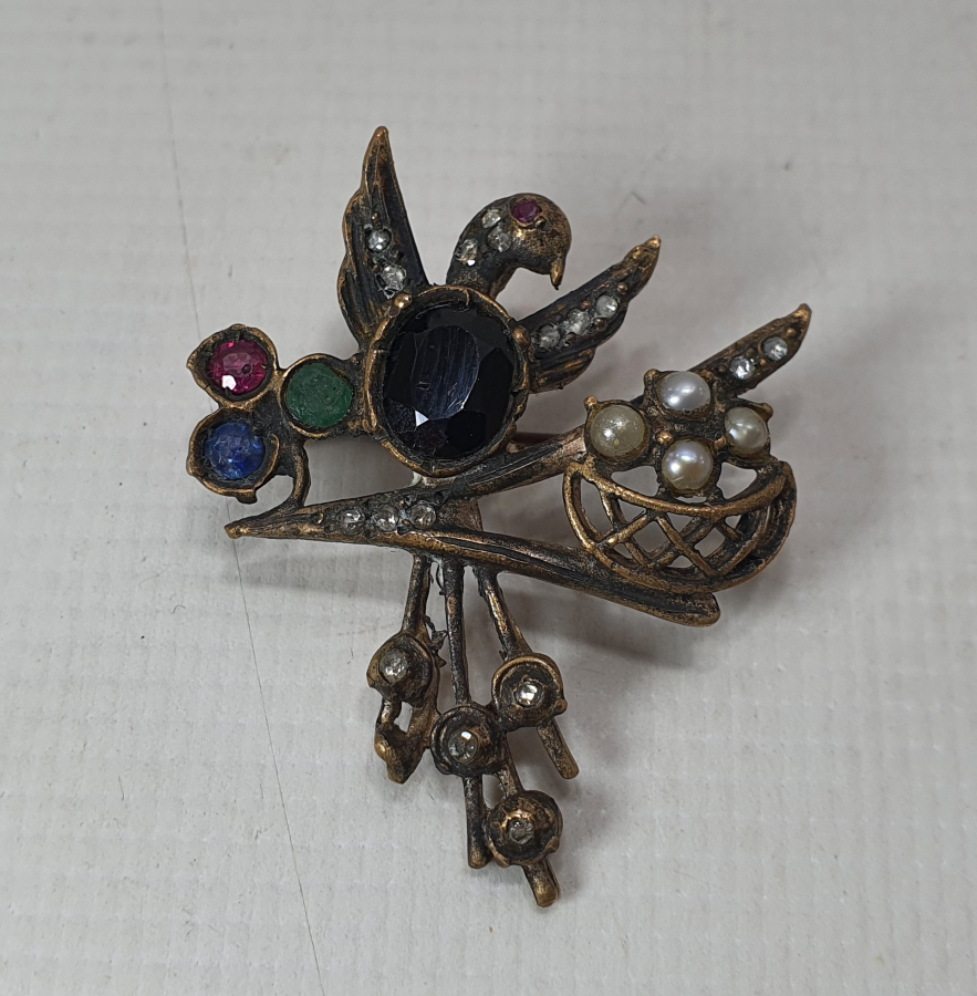 ÜZERİ ELMAS VE İNCİ İŞÇİLİKLİ KUŞ FORMUNDA BROŞ