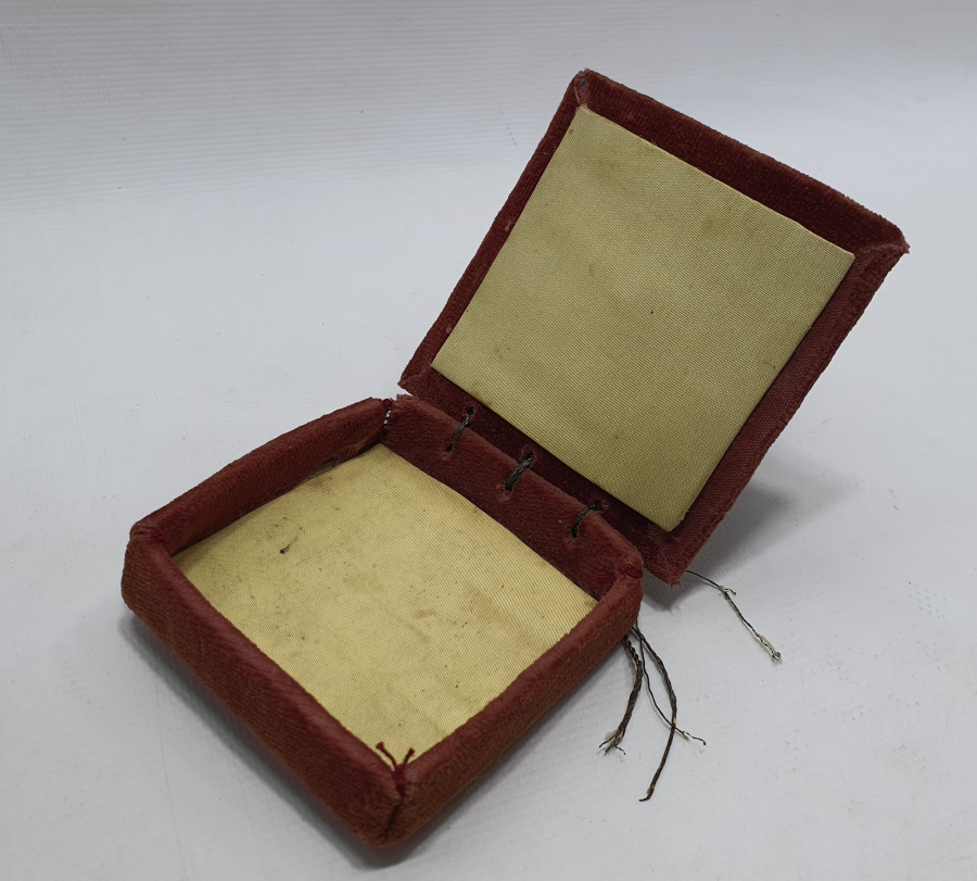 ÜZERİ SIRMA İŞÇİLİKLİ MÜCEVHER KUTUSU