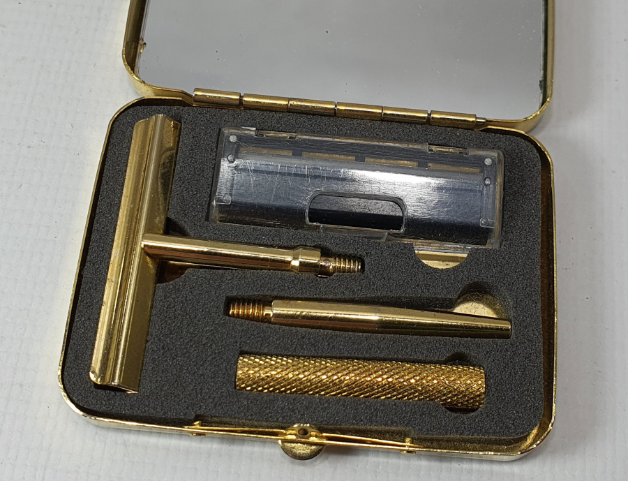 ORJİNAL KUTUSUNDA VE ÇİL KONDİSYONDA SEYAHAT TRAŞ TAKIMI