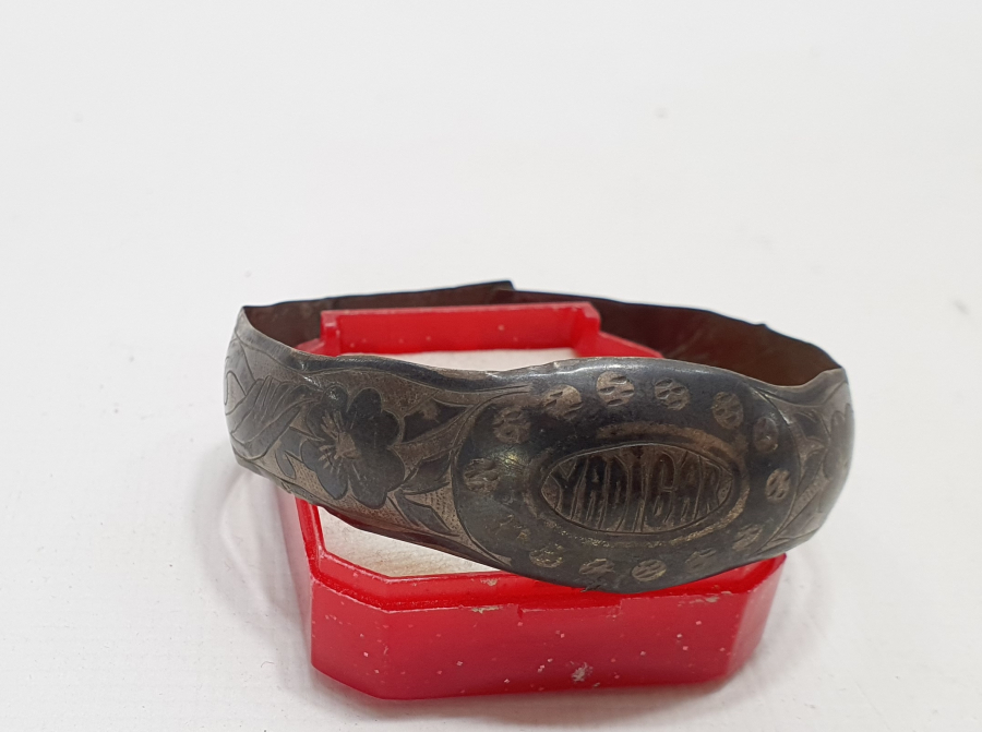 ÜZERİ YAZILI SAVATLI GÜMÜŞ BİLEKLİK