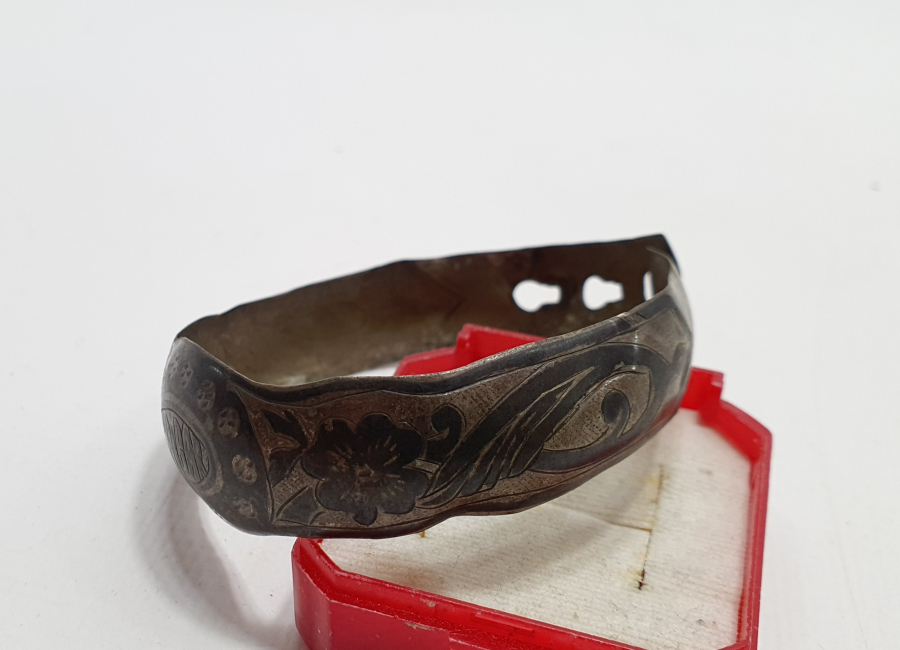 ÜZERİ YAZILI SAVATLI GÜMÜŞ BİLEKLİK