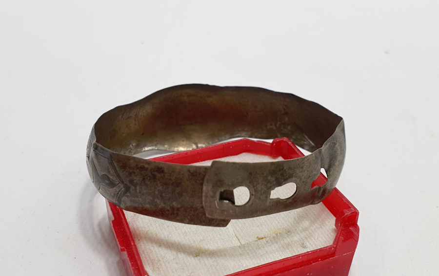 ÜZERİ YAZILI SAVATLI GÜMÜŞ BİLEKLİK