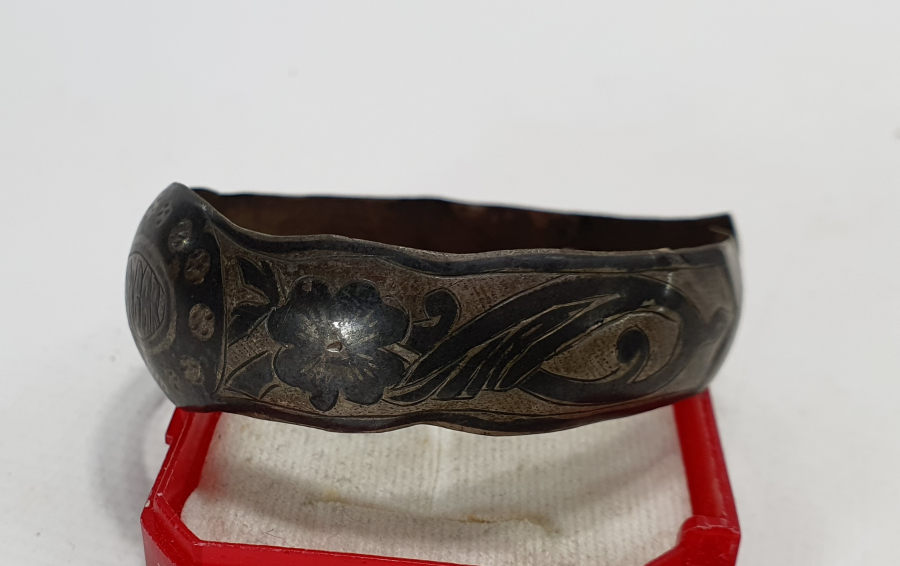 ÜZERİ YAZILI SAVATLI GÜMÜŞ BİLEKLİK