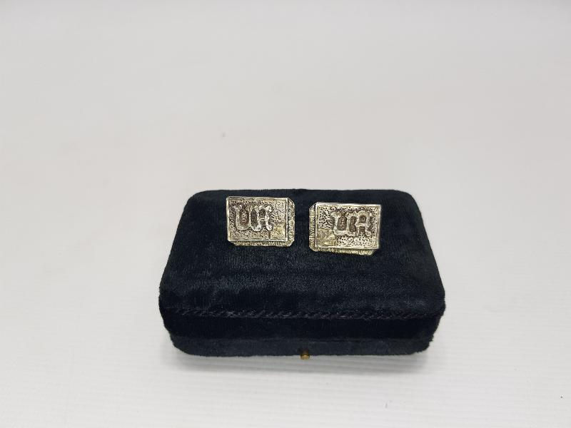 UA İNİSİYALLİ BİR ÇİFT GÜMÜŞ KOL DÜĞMESİ 