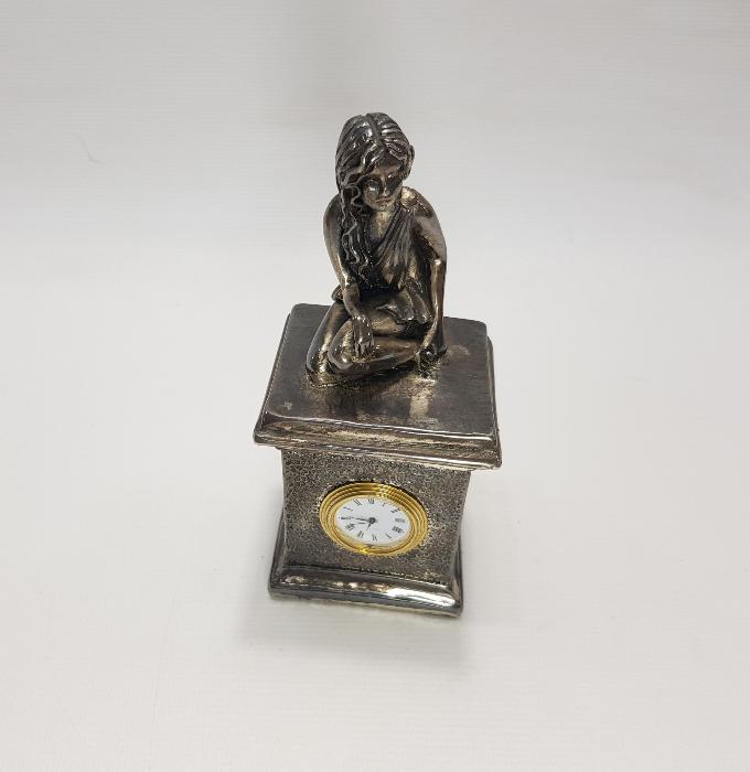 KADIN TEMALI GÜMÜŞ GİYDİRME MASA ÜSTÜ SAATİ 