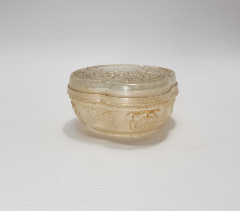 OSMANLI DÖNEMİ GÜL YAPRAKLARIYLA SÜSLÜ LALIQUE CAM KUTU 