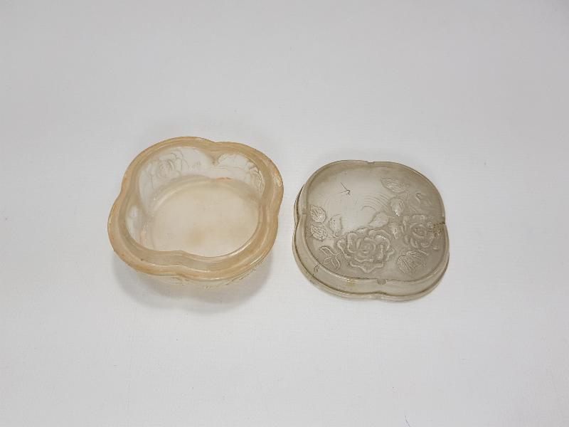 OSMANLI DÖNEMİ GÜL YAPRAKLARIYLA SÜSLÜ LALIQUE CAM KUTU 