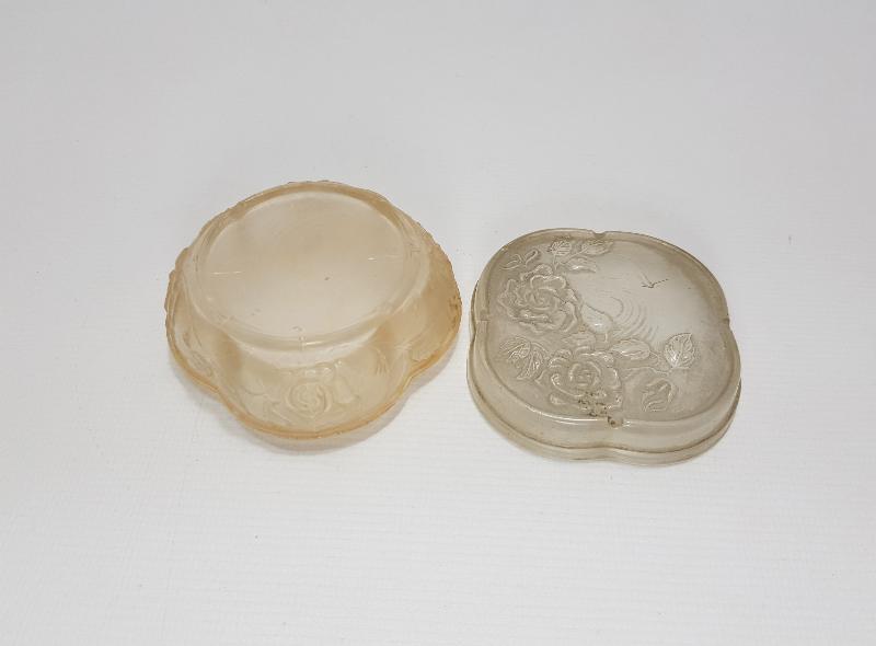 OSMANLI DÖNEMİ GÜL YAPRAKLARIYLA SÜSLÜ LALIQUE CAM KUTU 