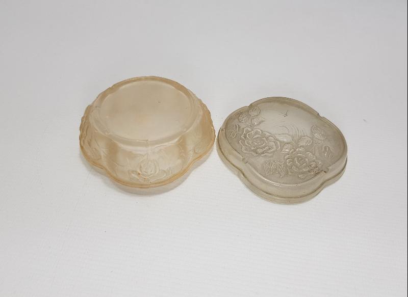 OSMANLI DÖNEMİ GÜL YAPRAKLARIYLA SÜSLÜ LALIQUE CAM KUTU 