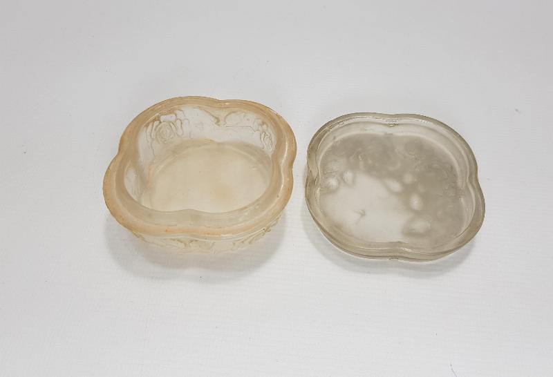 OSMANLI DÖNEMİ GÜL YAPRAKLARIYLA SÜSLÜ LALIQUE CAM KUTU 