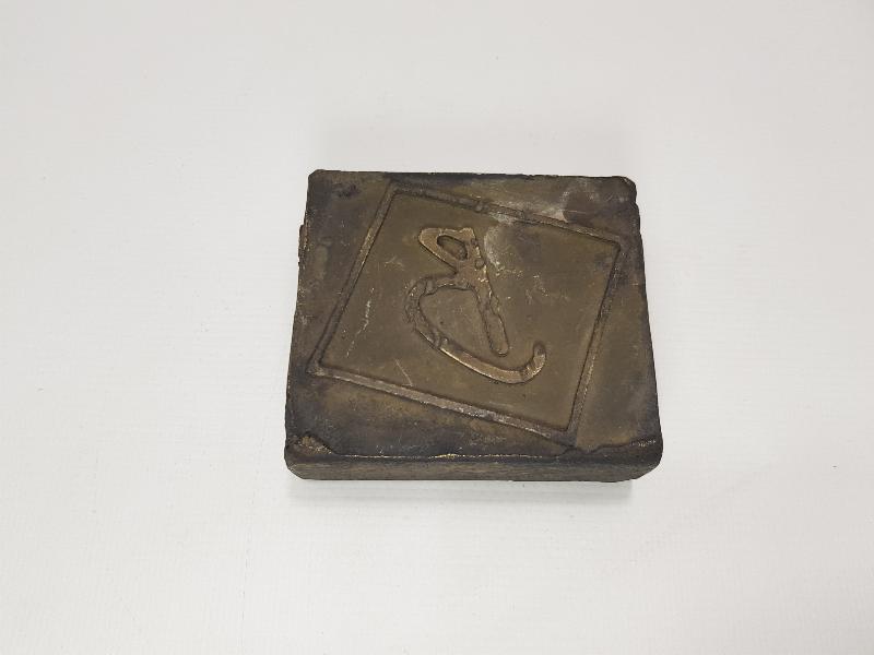 ÜZERİNDE B HARFİ BULUNAN BRONZ BASKI KALIBI 