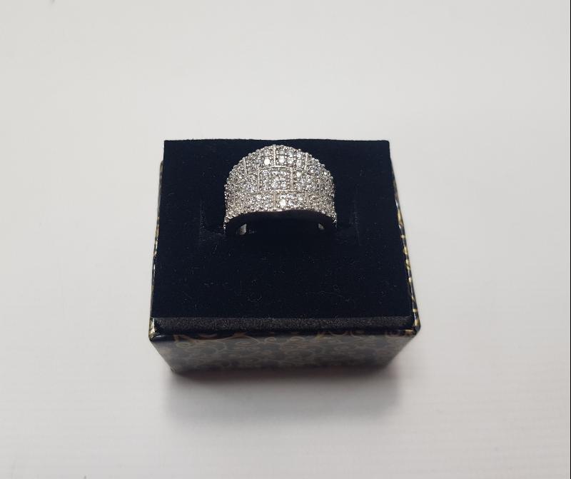 ZİRKON TAŞLARLA SÜSLÜ GÜMÜŞ YÜZÜK 