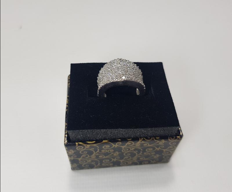 ZİRKON TAŞLARLA SÜSLÜ GÜMÜŞ YÜZÜK 