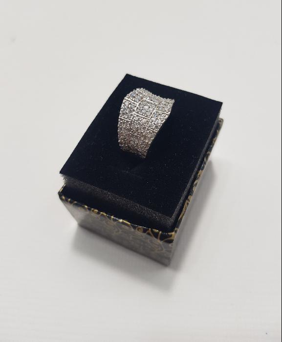 ZİRKON TAŞLARLA SÜSLÜ GÜMÜŞ YÜZÜK 