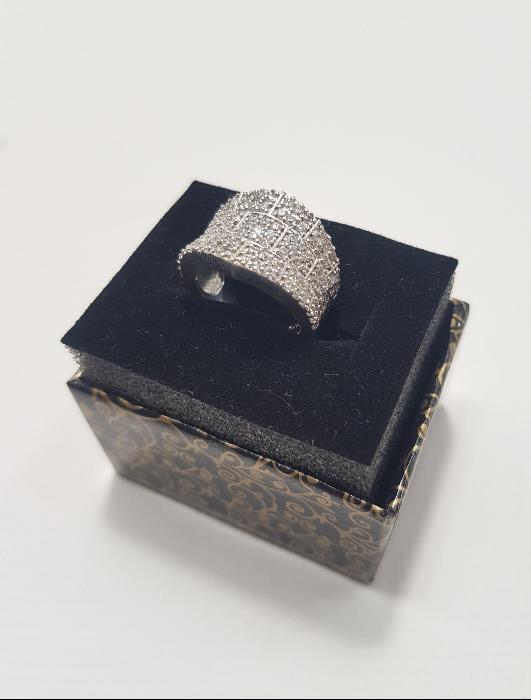 ZİRKON TAŞLARLA SÜSLÜ GÜMÜŞ YÜZÜK 