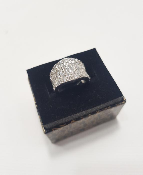 ZİRKON TAŞLARLA SÜSLÜ GÜMÜŞ YÜZÜK 